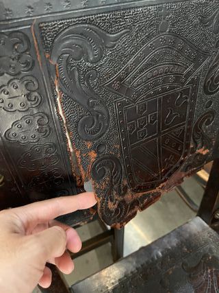 2 sillas de cuero y madera