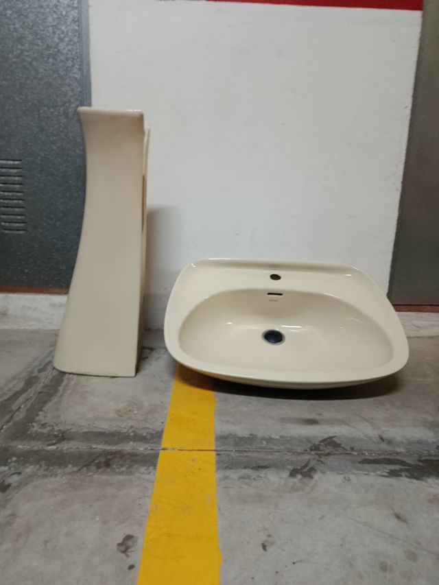 Lavabo y pedestal beige. En Vélez Málaga