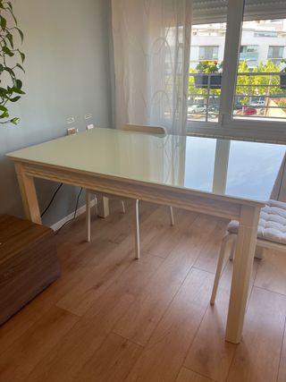 Mesa comedor blanca con cristal templado