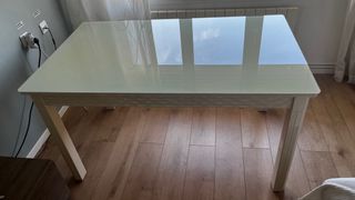 Mesa comedor blanca con cristal templado
