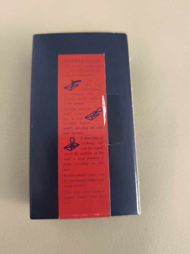 Sello de madera, inicial letra E.