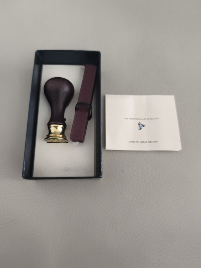 Sello de madera, inicial letra E.