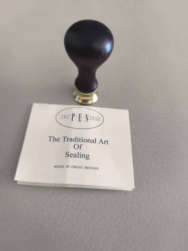 Sello de madera, inicial letra E.