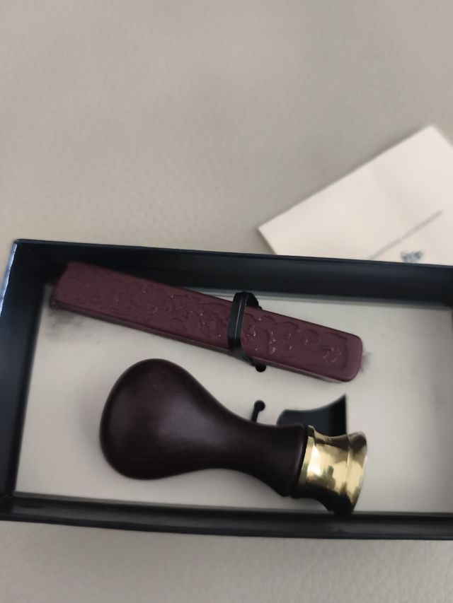 Sello de madera, inicial letra E.