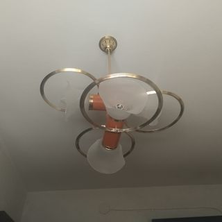 Lámpara vintage dorada y naranja