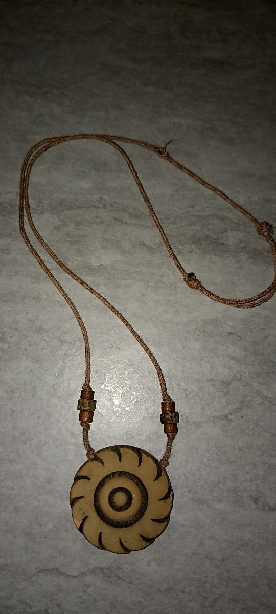 Colgante artesanal beige y marrón