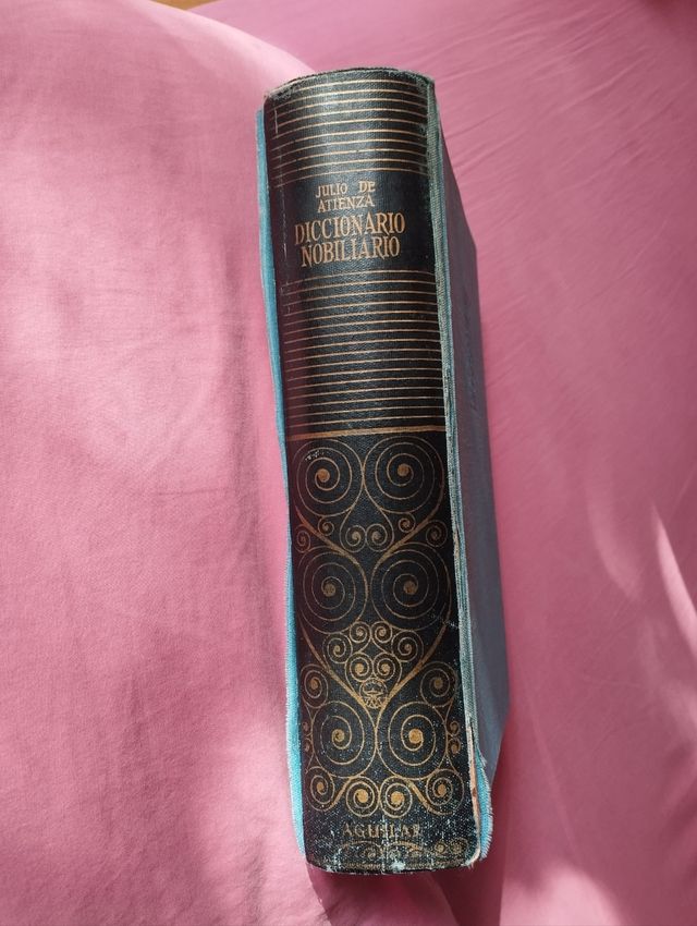 Nobiliario Español - Julio de Atienza  Aguilar