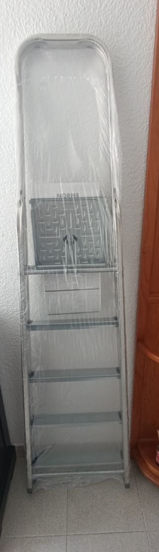 Escalera aluminio 4 peldaños