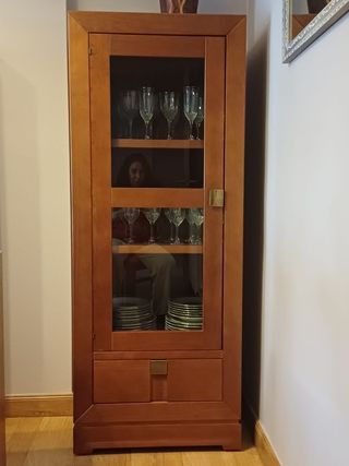 Vitrina madera maciza, 6 sillas y medalla comedor.