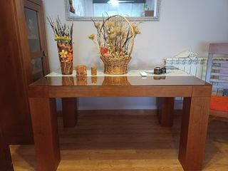 Vitrina madera maciza, 6 sillas y medalla comedor.