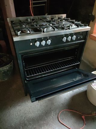 Cocina de gas butano cinco hornillos semi nueva