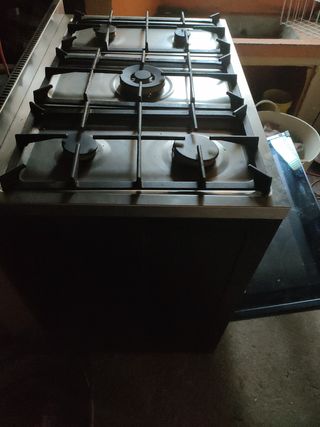 Cocina de gas butano cinco hornillos semi nueva