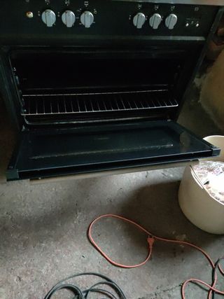 Cocina de gas butano cinco hornillos semi nueva