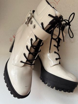 Botines blancos con cordones