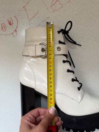 Botines blancos con cordones