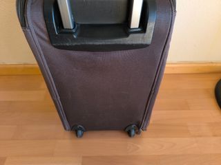 Bolso viaje con ruedas y asas.