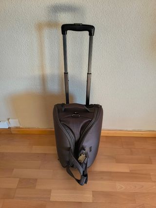 Bolso viaje con ruedas y asas.