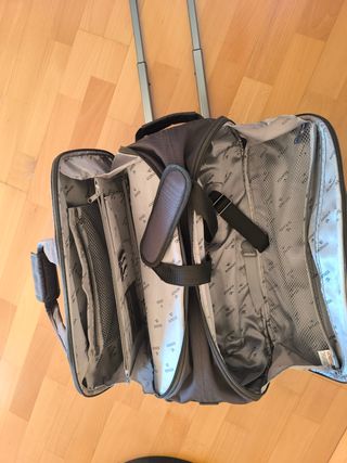 Bolso viaje con ruedas y asas.