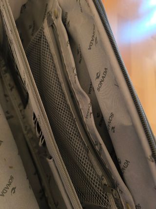 Bolso viaje con ruedas y asas.