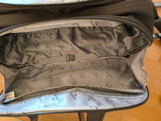 Bolso viaje con ruedas y asas.