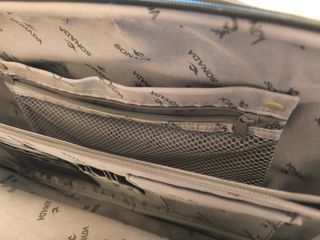 Bolso viaje con ruedas y asas.