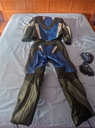 Mono moto cuero Suomy azul-negro. 
