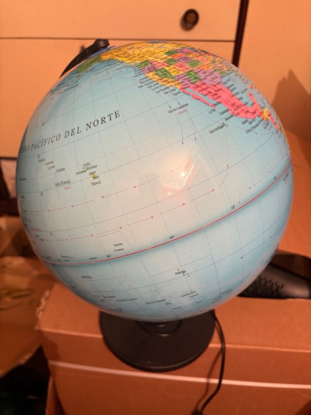 Globo terráqueo antiguo con luz