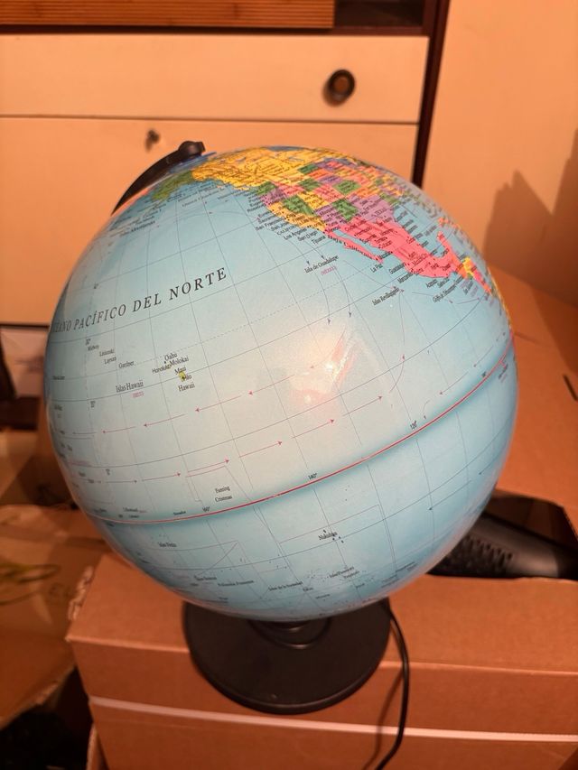 Globo terráqueo antiguo con luz