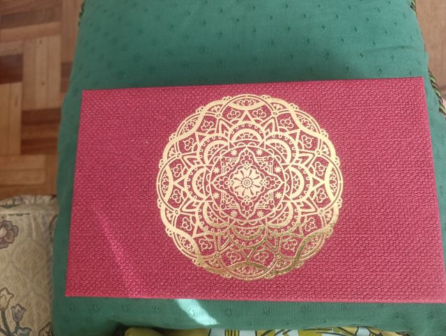 Caja decorativa dorada y roja