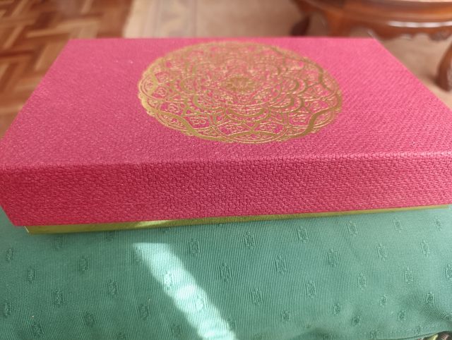 Caja decorativa dorada y roja