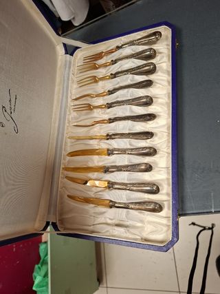 Cubiertos antiguos dorados y plateados