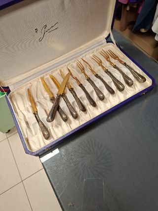 Cubiertos antiguos dorados y plateados