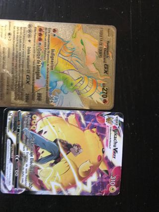 2 cartas Pokémon: Reshiram & Charizard GX + Pikach