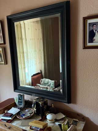 Espejo antiguo con marco negro