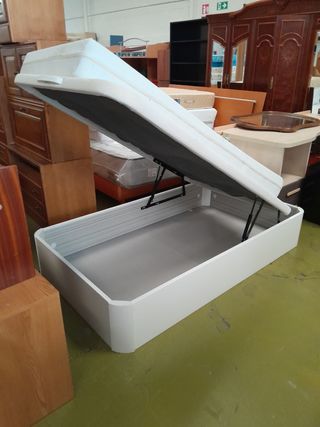 Canapé blanco con arcón