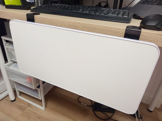 Extensor de escritorio blanco