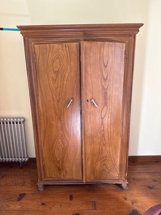 Armario antiguo de madera