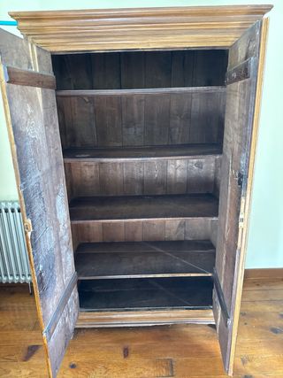 Armario antiguo de madera