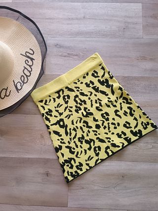 Mini falda leopardo amarilla.