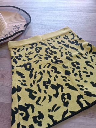 Mini falda leopardo amarilla.