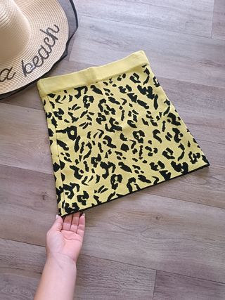 Mini falda leopardo amarilla.