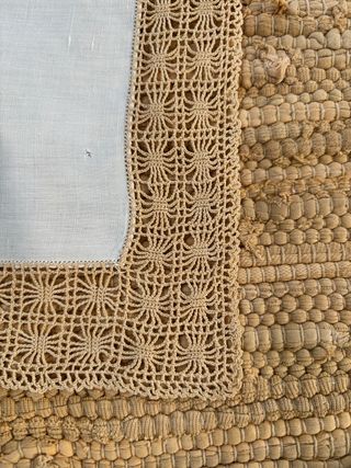 2 pañitos de encaje y ganchillo
38x46 y 28x20
