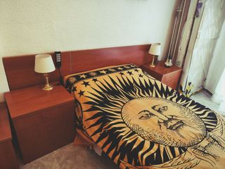 Cabezal,mesitas noche y cómoda de madera-Dormitori