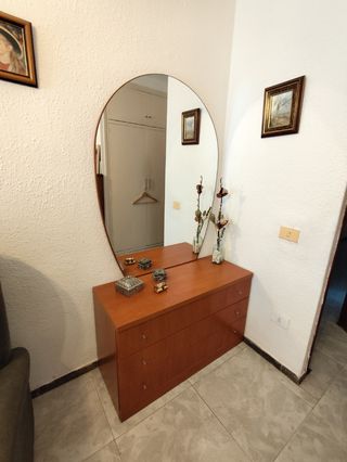 Cabezal,mesitas noche y cómoda de madera-Dormitori