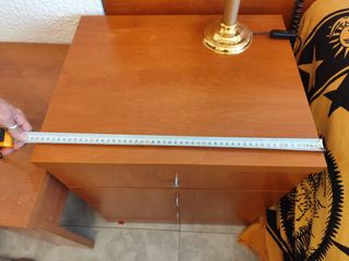 Cabezal,mesitas noche y cómoda de madera-Dormitori