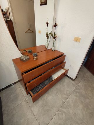 Cabezal,mesitas noche y cómoda de madera-Dormitori