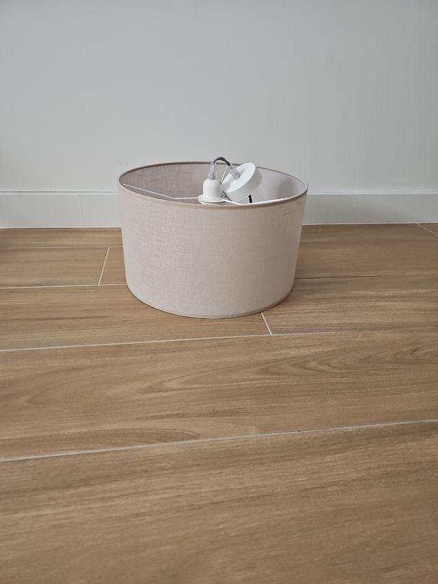 Lámpara beige de tela