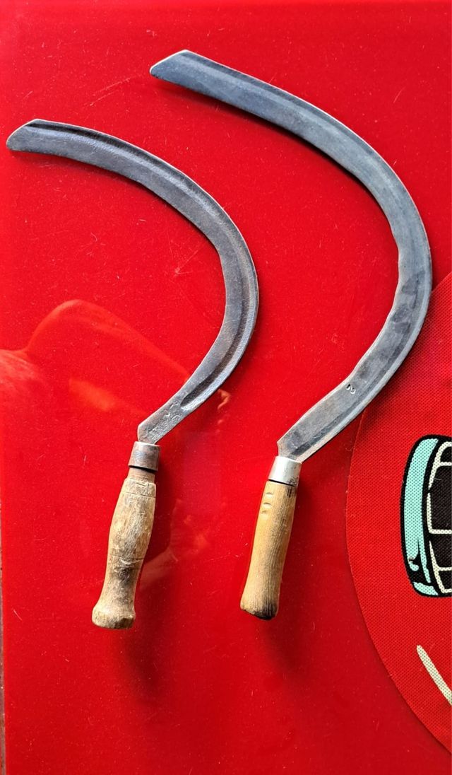 2 Antiguas guadañas de hierro