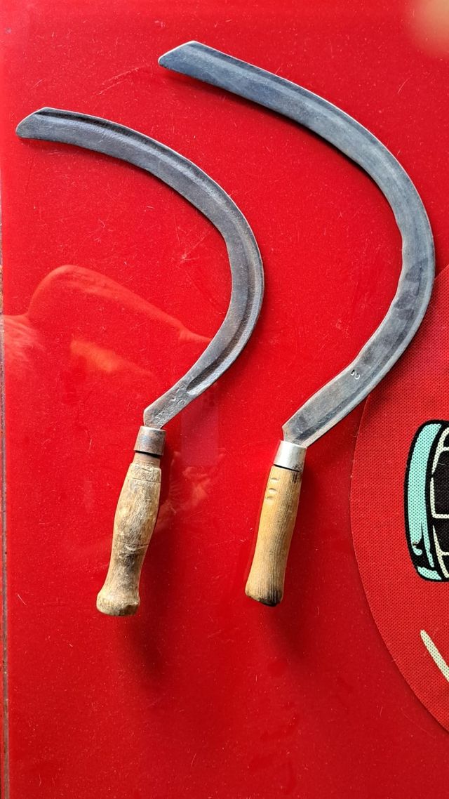 2 Antiguas guadañas de hierro