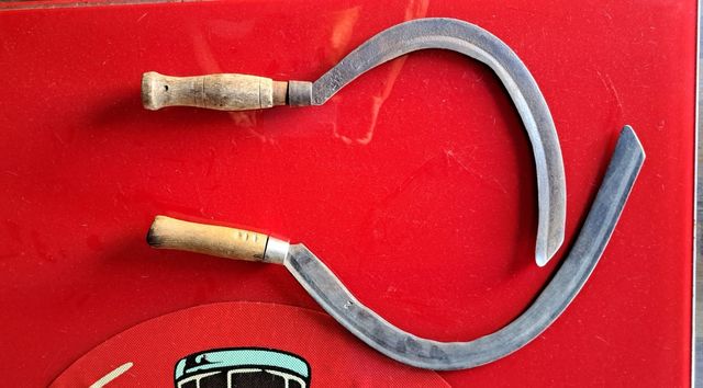 2 Antiguas guadañas de hierro